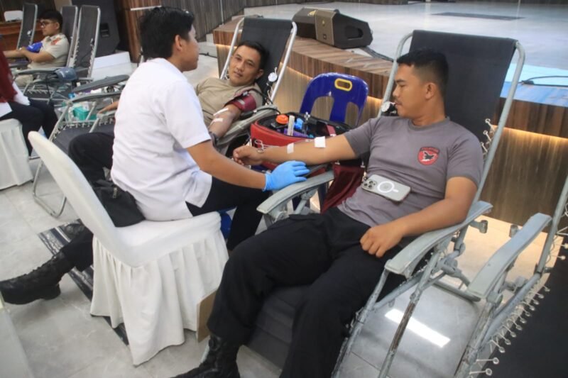 Sejumlah personel Polda Aceh sedang mendonorkan darah dalam kegiatan bakti sosial yang bekerja sama dengan PMI Kota Banda Aceh di Gedung Presisi Mapolda Aceh, Senin (20/4/2026).