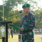 Kapok Sahli Pangdam IM Brigjen TNI Mahesa Fitriadi saat membacakan amanat Panglima TNI pada Upacara Bendera Bulanan di Lapangan Blang Padang, Banda Aceh, Senin (20/4/2026). 