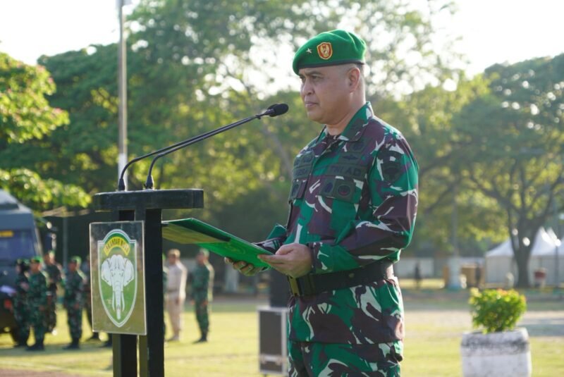Kapok Sahli Pangdam IM Brigjen TNI Mahesa Fitriadi saat membacakan amanat Panglima TNI pada Upacara Bendera Bulanan di Lapangan Blang Padang, Banda Aceh, Senin (20/4/2026). 