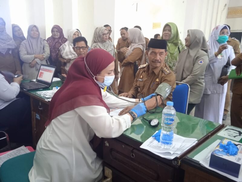 Wakil Bupati Aceh Besar Drs H Syukri bertindak selaku Pembina Apel Gabungan Organisasi Perangkat Daerah dalam rangka memperingati Hari Ulang Tahun Satuan Perlindungan Masyarakat (Satlinmas) ke-64 tahun 2026 di halaman Kantor Bupati Aceh Besar, Senin (20/4/2026).