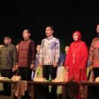 Sekretaris Daerah (Sekda) Aceh, M. Nasir, memberikan sambutan mewakili Gubernur Aceh saat membuka secara resmi Banda Aceh Experience (City Expo) di Lapangan Blang Padang, Banda Aceh, Senin malam (20/4/2026).