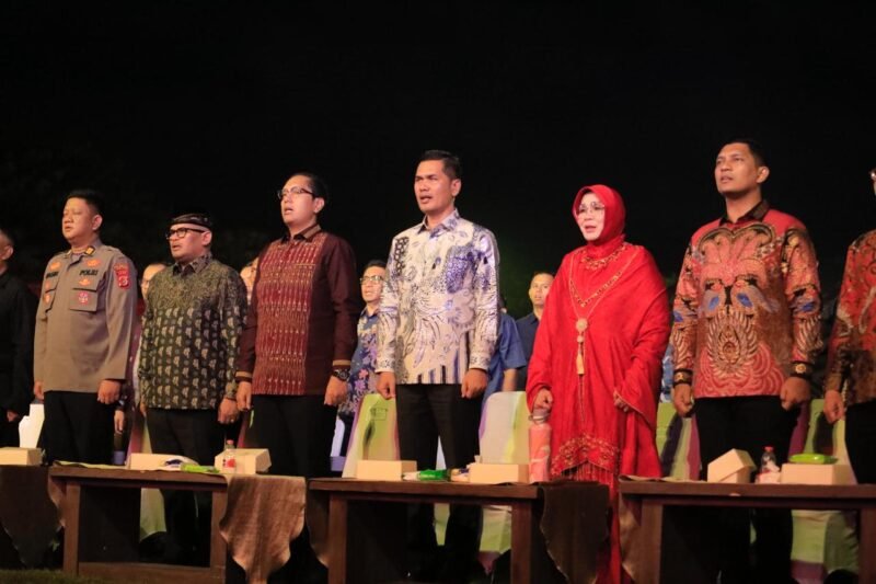 Sekretaris Daerah (Sekda) Aceh, M. Nasir, memberikan sambutan mewakili Gubernur Aceh saat membuka secara resmi Banda Aceh Experience (City Expo) di Lapangan Blang Padang, Banda Aceh, Senin malam (20/4/2026).