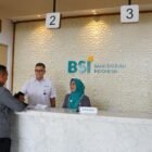 Direktur Utama BSI, Anggoro Eko Cahyo (tengah), saat memaparkan komitmen BSI dalam memperkuat ekosistem digital melalui aplikasi BYOND by BSI. Hingga kini, BSI telah melayani lebih dari 23 juta nasabah dengan fokus pada keamanan dan kenyamanan transaksi di era digital.