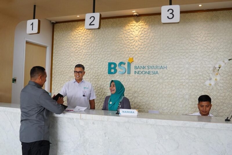 Direktur Utama BSI, Anggoro Eko Cahyo (tengah), saat memaparkan komitmen BSI dalam memperkuat ekosistem digital melalui aplikasi BYOND by BSI. Hingga kini, BSI telah melayani lebih dari 23 juta nasabah dengan fokus pada keamanan dan kenyamanan transaksi di era digital.