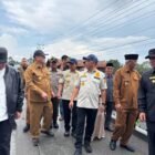 Menteri Dalam Negeri Tito Karnavian bersama Wakil Gubernur Aceh Fadhlullah, SE, saat meninjau kondisi Jembatan Bailey di Desa Karang Rejo, Kecamatan Wih Pesam, Bener Meriah, Senin (20/4/2026).