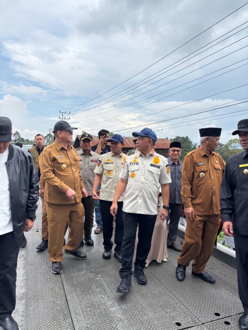 Menteri Dalam Negeri Tito Karnavian bersama Wakil Gubernur Aceh Fadhlullah, SE, saat meninjau kondisi Jembatan Bailey di Desa Karang Rejo, Kecamatan Wih Pesam, Bener Meriah, Senin (20/4/2026).