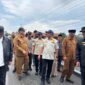 Menteri Dalam Negeri Tito Karnavian bersama Wakil Gubernur Aceh Fadhlullah, SE, saat meninjau kondisi Jembatan Bailey di Desa Karang Rejo, Kecamatan Wih Pesam, Bener Meriah, Senin (20/4/2026).