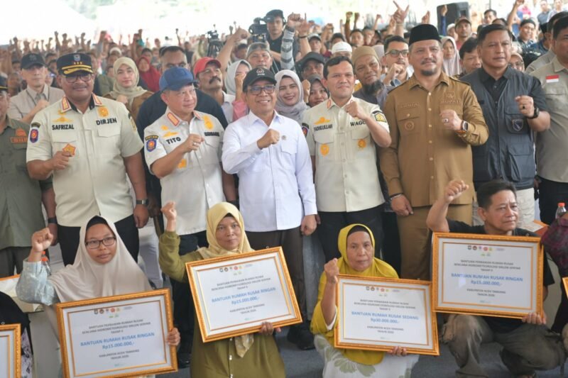 Wakil Gubernur Aceh, Fadlullah (kiri), mendampingi Menko PMK Pratikno dan Mendagri Tito Karnavian saat menyerahkan bantuan perbaikan rumah secara simbolis kepada warga terdampak siklon senyap di Kabupaten Aceh Tamiang, Selasa (21/4/2026).