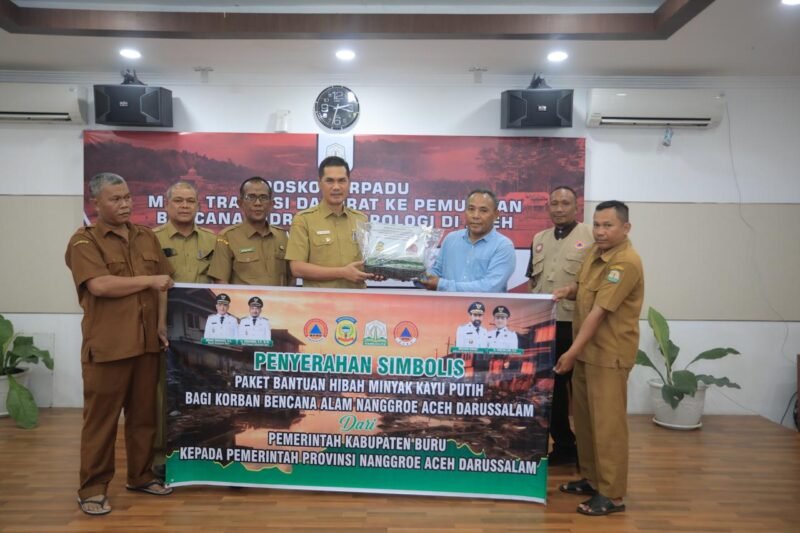 Sekretaris Daerah (Sekda) Aceh, M. Nasir (kanan), menerima bantuan 2.000 botol minyak kayu putih secara simbolis dari Kalak BPBD Kabupaten Pulau Buru, M. TH. Al Affandy (kiri), di Posko Komando Pemulihan Bencana Pemerintah Aceh, Banda Aceh, Selasa (21/4/2026).