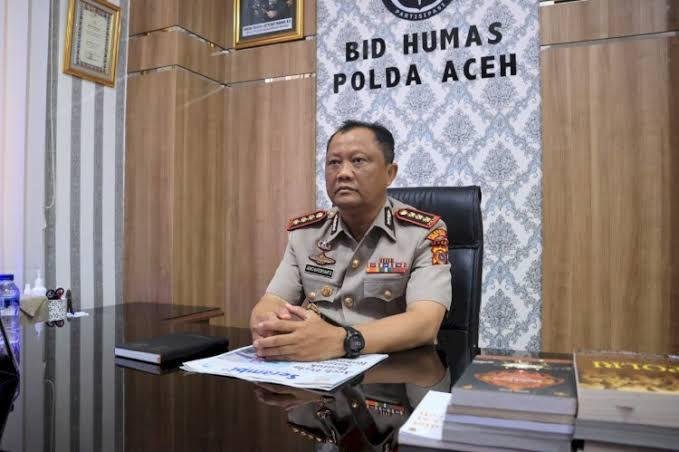 Kabid Humas Polda Aceh, Kombes Pol. Joko Krisdiyanto, S.I.K., saat memberikan keterangan pers terkait perkembangan kasus dugaan korupsi beasiswa BPSDM Aceh. Hingga saat ini, dua berkas perkara telah dinyatakan lengkap (P-21) dan diserahkan ke JPU. (Foto: Dok. Humas Polda Aceh)