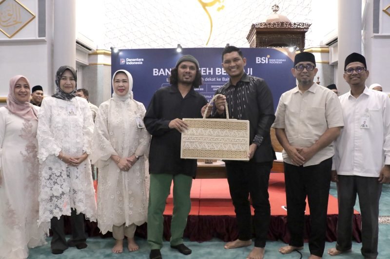 Pemko Banda Aceh dan BSI gelar kajian akbar “Banda Aceh Berhaji” di Masjid Oman Al Makmur, Selasa malam (21/4/2026). Dihadiri Wawako Afdhal Khalilullah dan diisi Ustad Hanan Attaki, kegiatan HUT ke-821 ini dorong warga siapkan ibadah haji terencana lewat kesiapan finansial dan spiritual sejak dini.