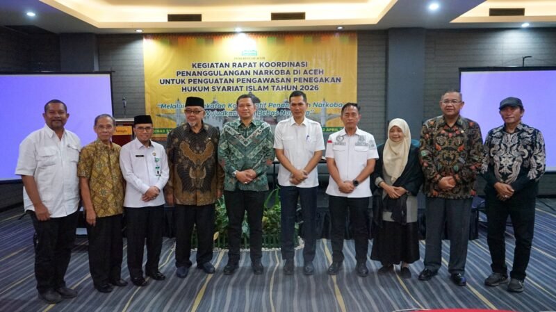 Sekretaris Daerah Aceh M. Nasir S.IP MPA, membuka Rapat Koordinasi Penanggulangan Narkoba Tahun 2026 di Hotel Kyriad Muraya, Banda Aceh, Rabu (22/4/2026). Rakor yang digelar Dinas Syariat Islam Aceh bersama LEPADSI ini bertujuan memperkuat pengawasan dan penegakan hukum dalam upaya pencegahan serta pemberantasan narkoba di Aceh.