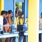 Wakil Bupati Aceh Besar didampingi Kepala Dinas PUPR, Kabid Operasi dan Pemeliharaan Irigasi, serta Kalaksa BPBD membuka pintu intake Bendung Daerah Irigasi Krueng Aceh, Senin (20/04/2026).FOTO/ MC ACEH BESAR