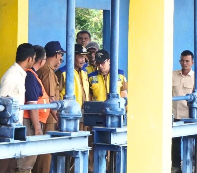 Wakil Bupati Aceh Besar didampingi Kepala Dinas PUPR, Kabid Operasi dan Pemeliharaan Irigasi, serta Kalaksa BPBD membuka pintu intake Bendung Daerah Irigasi Krueng Aceh, Senin (20/04/2026).FOTO/ MC ACEH BESAR