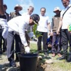 Wakil Bupati Aceh Besar Drs Syukri A Jalil didampingi Kepala DLH Aceh Besar Muwardi SH tanam pohon pada peringatan Hari Bumi tahun 2026, di pekarangan JSC, Kota Jantho, Rabu (22/4/2026).FOTO/ MC ACEH BESAR