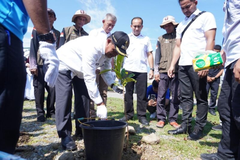 Wakil Bupati Aceh Besar Drs Syukri A Jalil didampingi Kepala DLH Aceh Besar Muwardi SH tanam pohon pada peringatan Hari Bumi tahun 2026, di pekarangan JSC, Kota Jantho, Rabu (22/4/2026).FOTO/ MC ACEH BESAR