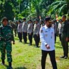 Bupati Aceh Timur, Iskandar Usman Alfaraky, didampingi Dandim 0104/Aceh Timur Letkol Inf Novi Widyanto, menyerahkan sarana kerja secara simbolis saat membuka TMMD Reguler ke-128 di Desa Alue Canang, Birem Bayeun, Rabu (22/04/2026).