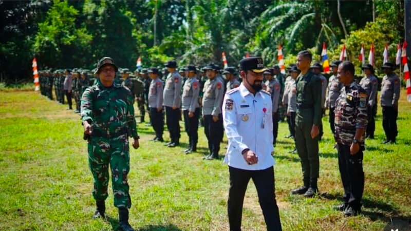 Bupati Aceh Timur, Iskandar Usman Alfaraky, didampingi Dandim 0104/Aceh Timur Letkol Inf Novi Widyanto, menyerahkan sarana kerja secara simbolis saat membuka TMMD Reguler ke-128 di Desa Alue Canang, Birem Bayeun, Rabu (22/04/2026).