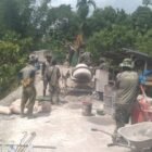 Personel Koramil 0108-03/Badar bersama warga Desa Kumbang Jaya bahu-membahu mengerjakan pengecoran pondasi Jembatan Gantung Garuda di Kecamatan Badar, Aceh Tenggara, Rabu (22/04/2026).