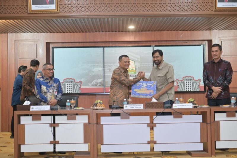 Gubernur Aceh, H. Muzakir Manaf (Mualem), melakukan jabat tangan dengan Gubernur Jawa Tengah, Komjen Pol. (Purn) Drs. Ahmad Luthfi, usai penandatanganan Perjanjian Kerja Sama (PKS) di Gedung Serbaguna Setda Aceh, Banda Aceh, Kamis (23/4/2026).