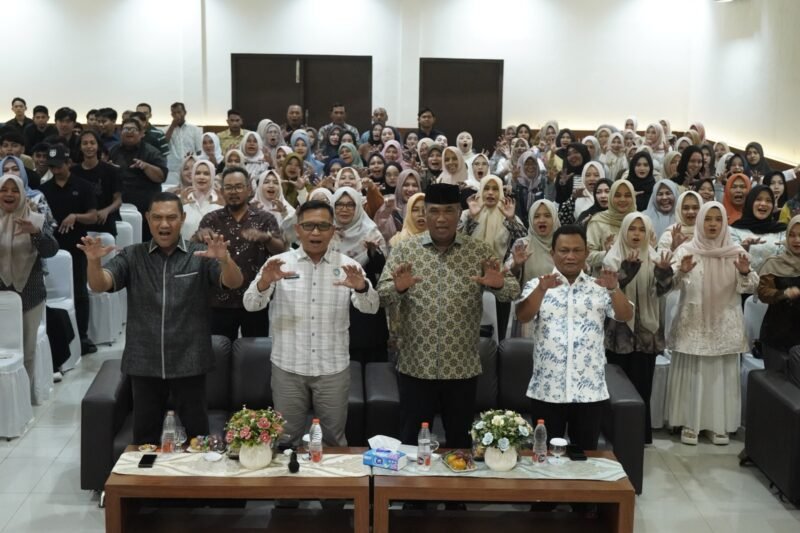 (Dari kiri ke kanan) Kasat Narkoba Polresta Banda Aceh AKP Muhammad Jabir, Ketua Baleg DPRK Ramza Harli, Asisten I Setda Kota Bachtiar, Kepala Kesbangpol Rizal Abdillah, dan Plt. Kepala BNNK Kombes Pol Eko Purwanto saat menghadiri sosialisasi bahaya narkoba di Hotel Madinatul Zahra, Banda Aceh, Kamis (23/4/2026).