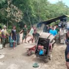 Personel Satgas Jembatan TNI AD bersama warga Desa Raket dan Kuala Baru bergotong royong melakukan pengecoran badan Jembatan Aramco di titik Ketapang II, Desa Raket, Kecamatan Trumon, Aceh Selatan, Kamis (23/4/2026).