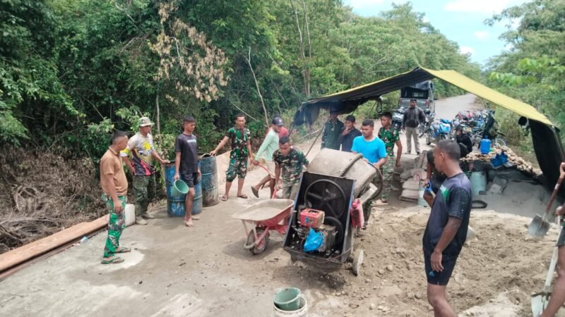 Personel Satgas Jembatan TNI AD bersama warga Desa Raket dan Kuala Baru bergotong royong melakukan pengecoran badan Jembatan Aramco di titik Ketapang II, Desa Raket, Kecamatan Trumon, Aceh Selatan, Kamis (23/4/2026).