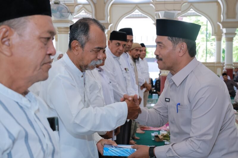 Wakil Bupati Aceh Besar Drs Syukri A Jalil menyalami JCH Lingkup Disdikbud Aceh Besar di Mesjid Baitul Makmur, Sibreh, Kecamatan Sukamakmur, Kamis (23/4/2026). FOTO/MC ACEH BESAR