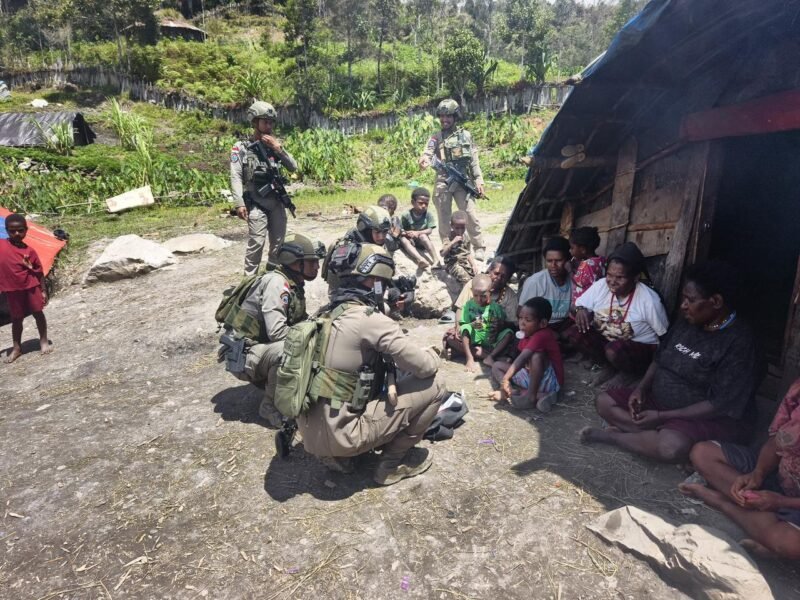 Personel Satgas Ops Damai Cartenz saat memberikan layanan pemeriksaan kesehatan gratis kepada warga di pengungsian Kampung Gigobak, Distrik Sinak, Kabupaten Puncak, Jumat (24/4/2026).