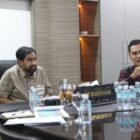 Gubernur Aceh, Muzakir Manaf, memimpin rapat koordinasi membahas perkembangan dan validasi data Jaminan Kesehatan Aceh (JKA) di Meuligoe Gubernur, Kamis, 23 April 2026.Rapat tersebut dihadiri oleh Sekretaris Daerah Aceh M. Nasir, Asisten Pemerintahan, Keistimewaan Aceh, dan Kesejahteraan Rakyat (Asisten I) Syakir, serta Pelaksana Tugas Kepala Dinas Kesehatan Aceh Ferdiyus, SKM, M.Kes.