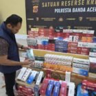 Personel Satreskrim Polresta Banda Aceh menunjukkan barang bukti sebanyak 618 slop rokok tanpa pita cukai berbagai merek yang disita dari dua oknum mahasiswa di sebuah asrama di Gampong Neusu Aceh, Banda Aceh, Rabu (22/4/2026).