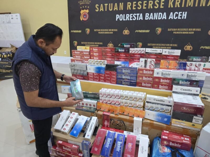 Personel Satreskrim Polresta Banda Aceh menunjukkan barang bukti sebanyak 618 slop rokok tanpa pita cukai berbagai merek yang disita dari dua oknum mahasiswa di sebuah asrama di Gampong Neusu Aceh, Banda Aceh, Rabu (22/4/2026).