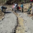 Personel TNI dari Kodim 0119/Bener Meriah bersama warga Desa Uning Mas bahu-membahu mempercepat pembangunan Jembatan Aramco di Kecamatan Permata, Bener Meriah, Jumat (24/4/2026).