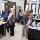 Suasana antrean warga saat mengurus persyaratan administrasi pengajuan bantuan usaha di Kantor Keuchik Leu Ue, Darul Imarah, Aceh Besar, Sabtu (25/4/2026). FOTO/ MC ACEH BESAR