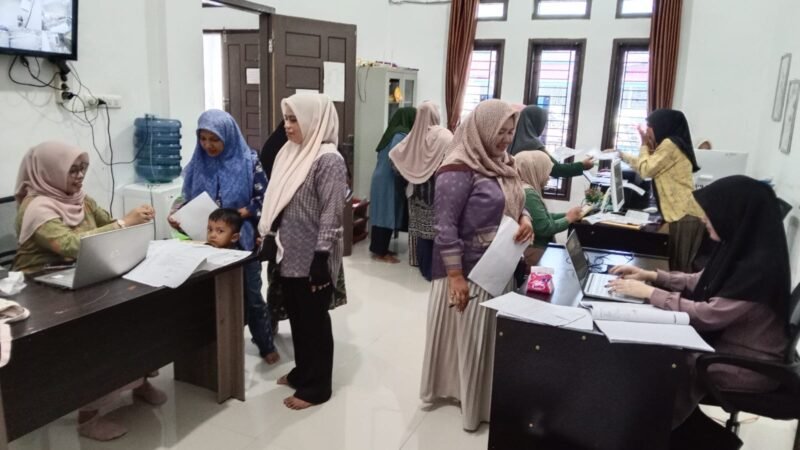 Suasana antrean warga saat mengurus persyaratan administrasi pengajuan bantuan usaha di Kantor Keuchik Leu Ue, Darul Imarah, Aceh Besar, Sabtu (25/4/2026). FOTO/ MC ACEH BESAR