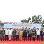 Plt Gubernur Riau SF. Hariyanto didampingi Kapolda Riau Irjen Pol Herry Heryawan memasangkan rompi kepada perwakilan personel saat Apel Kesiapan Satgas Anti Narkoba di Lapangan Apel Gubernur Riau, Sabtu (25/4/2026). 