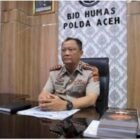 Kabid Humas Polda Aceh Kombes Joko Krisdiyanto memberikan penjelasan terkait kronologi penangkapan pengedar narkoba di Aceh Timur yang menyebabkan satu pelaku meninggal dunia akibat terjatuh saat melarikan diri, Sabtu (25/4/2026).