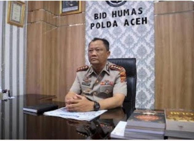 Kabid Humas Polda Aceh Kombes Joko Krisdiyanto memberikan penjelasan terkait kronologi penangkapan pengedar narkoba di Aceh Timur yang menyebabkan satu pelaku meninggal dunia akibat terjatuh saat melarikan diri, Sabtu (25/4/2026).