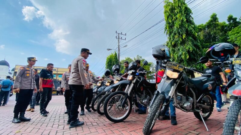 Kabag Ops Polresta Banda Aceh, AKP Muhammad Hasbi, saat melakukan pengecekan barisan personel dalam apel 