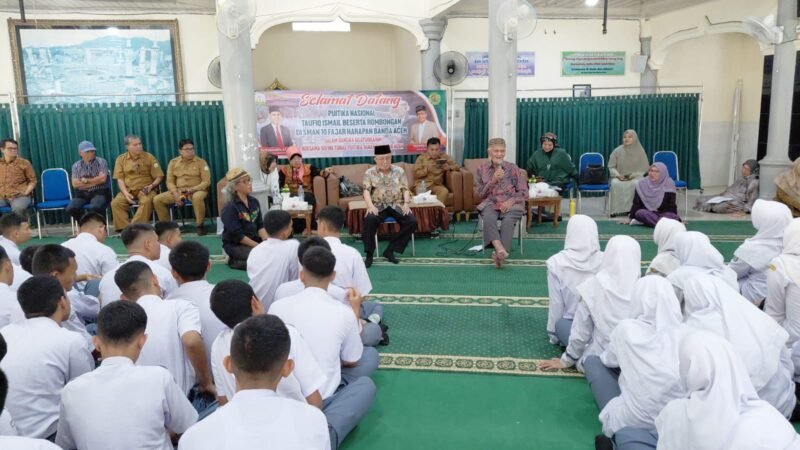 Taufik Ismail dan LK Ara saat memberikan semangat literasi di SMAN 10 Banda Aceh, Senin 27/04/2026.