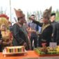 Wakil Gubernur Aceh, Fadlullah, SE menjadi inspektur Upacara Peringatan Hari Jadi Kabupaten Aceh Singkil ke 27 di halaman depan Kantor Bupati Aceh Singkil, (27/4/2026). 