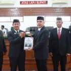 Wakil Bupati Aceh Besar, Drs. Syukri, menyampaikan tanggapan pemerintah daerah atas rekomendasi DPRK terhadap LKPJ Tahun Anggaran 2025 dalam rapat paripurna di Gedung DPRK Aceh Besar, Kota Jantho, Senin (27/4/2026). FOTO/MC ACEH BESAR