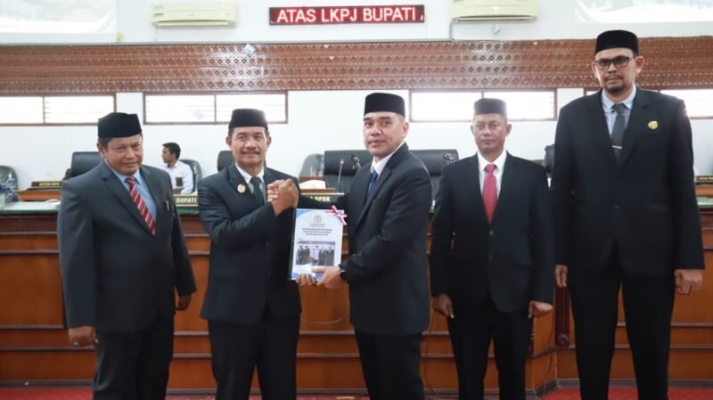 Wakil Bupati Aceh Besar, Drs. Syukri, menyampaikan tanggapan pemerintah daerah atas rekomendasi DPRK terhadap LKPJ Tahun Anggaran 2025 dalam rapat paripurna di Gedung DPRK Aceh Besar, Kota Jantho, Senin (27/4/2026). FOTO/MC ACEH BESAR