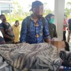 Personel Satgas Ops Damai Cartenz 2026 bersama jajaran Polres Yahukimo saat melakukan proses evakuasi dan pengamanan lokasi pasca-insiden penembakan terhadap seorang warga sipil berinisial RK (29) di Distrik Dekai, Kabupaten Yahukimo, Senin (27/4/2026).