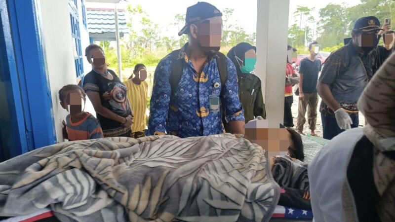 Personel Satgas Ops Damai Cartenz 2026 bersama jajaran Polres Yahukimo saat melakukan proses evakuasi dan pengamanan lokasi pasca-insiden penembakan terhadap seorang warga sipil berinisial RK (29) di Distrik Dekai, Kabupaten Yahukimo, Senin (27/4/2026).