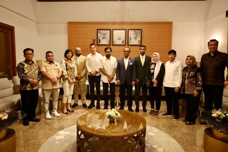 Gubernur Aceh, Muzakir Manaf (Mualem), saat melakukan audiensi dengan Duta Besar Uni Emirat Arab (UEA), Abdulla Salem Al-Dhaheri, di Jakarta, Senin (27/4/2026).