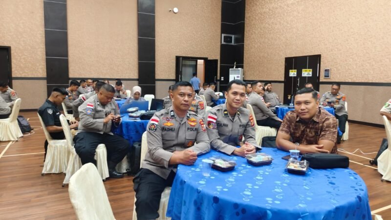 Para bendahara pengeluaran dan staf satuan kerja (Satker) jajaran Polda Aceh mengikuti Bimbingan Teknis (Bimtek) penyusunan laporan keuangan di Aula Gedung Keuangan Negara, Banda Aceh, Selasa (28/4/2026).