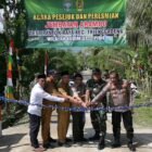 Prosesi peusijuek (tepung tawar) dan pemotongan pita oleh unsur Muspika Kecamatan Trenggadeng menandai peresmian Jembatan Aramco yang menghubungkan Desa Panton Raya dan Desa Tampui, Pidie Jaya, Senin (27/04/2026). 