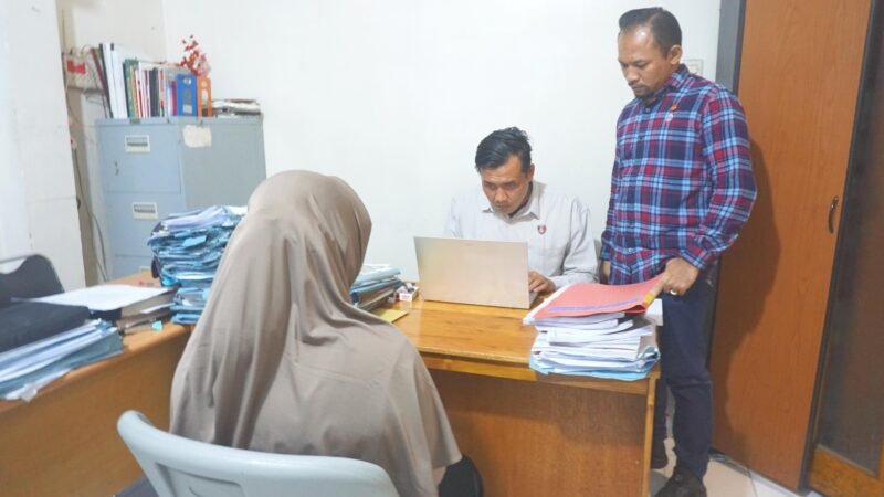 Personel Satreskrim Polresta Banda Aceh saat memberikan keterangan terkait pengamanan terduga pelaku DS (24), pengasuh di Yayasan BD yang diduga melakukan kekerasan terhadap anak di bawah umur.