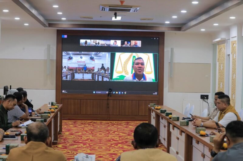 Wakil Gubernur Aceh, H. Fadhlullah, S.E. (Dek Fadh), memimpin rapat koordinasi virtual bersama Forkopimda Aceh terkait penetapan status Transisi Darurat menuju Pemulihan Pascabencana Hidrometeorologi di Banda Aceh, Selasa (28/04/2026).